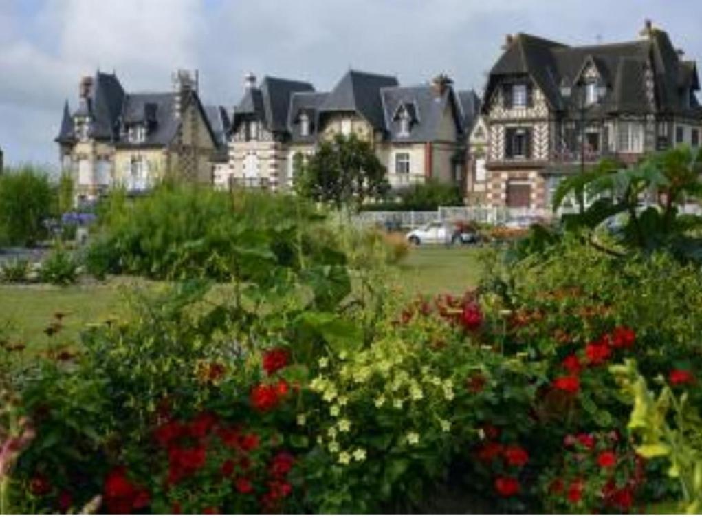Cosy Appartement Dans Une Villa Avec Piscine, Proche Du Centre Et De La Mer Cabourg Eksteriør billede